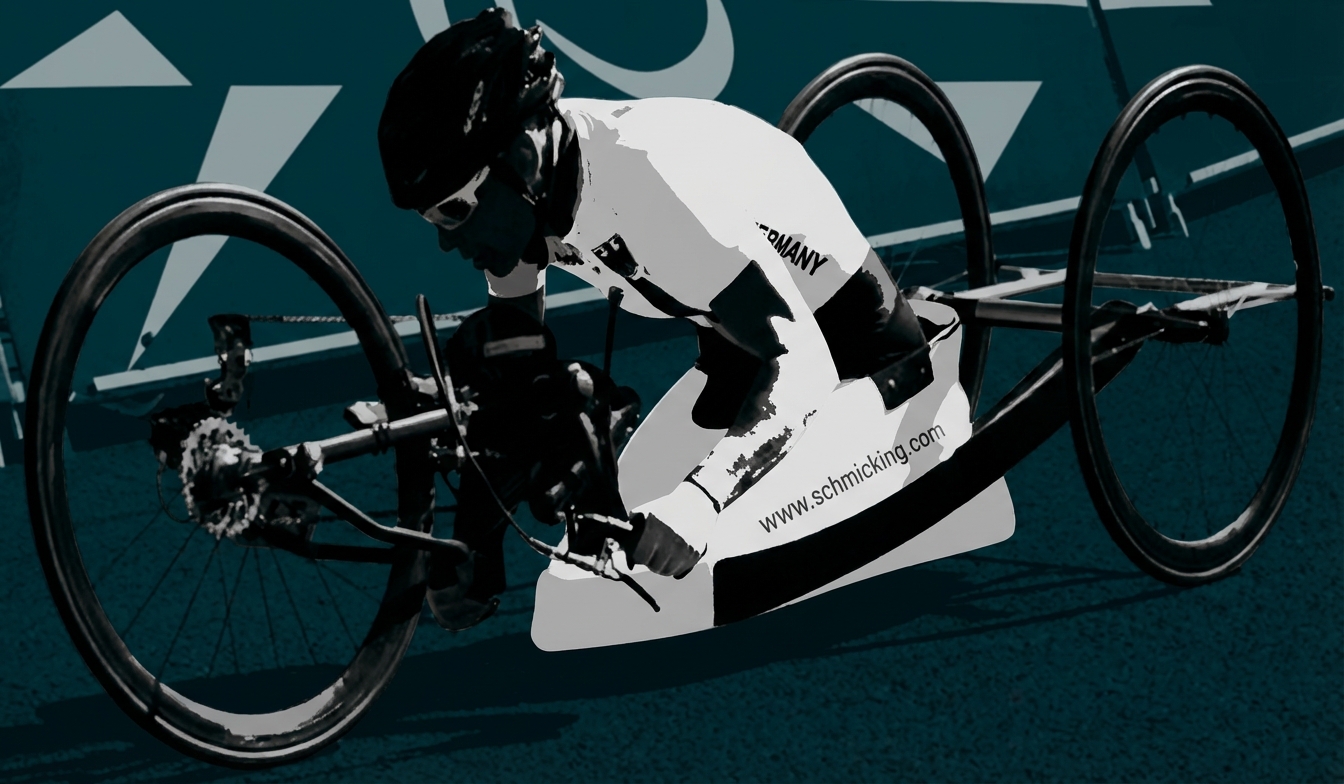 Handbiker in Rennposition mit Helm und Sonnenbrille auf Asphalt